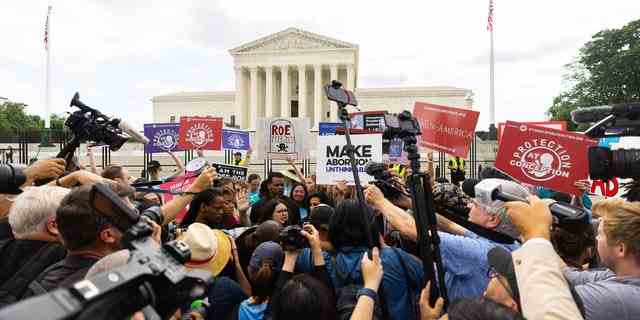 Menschenmassen vor dem Obersten Gerichtshof reagieren auf das Dobbs-Urteil.