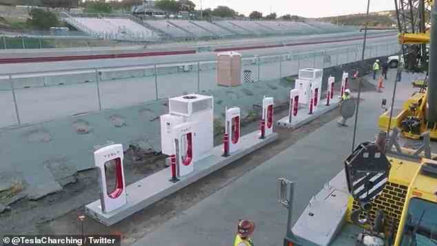 Die oben gezeigten Supercharger sind zu einer tragenden Säule von Teslas Bemühungen geworden, den Kunden das Aufladen ihrer Elektrofahrzeuge zu erleichtern
