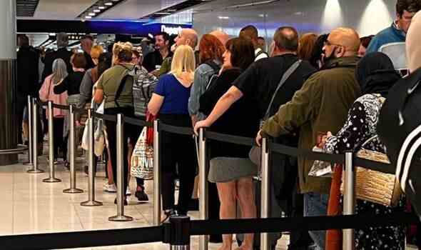 Frühere Warteschlangen am Flughafen Manchester (Aktenfoto)