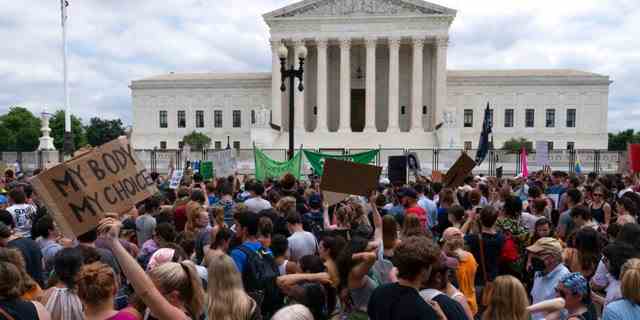 Abtreibungsdemonstranten versammeln sich vor dem Obersten Gerichtshof, nachdem die Richter Roe v. Wade gestürzt haben.