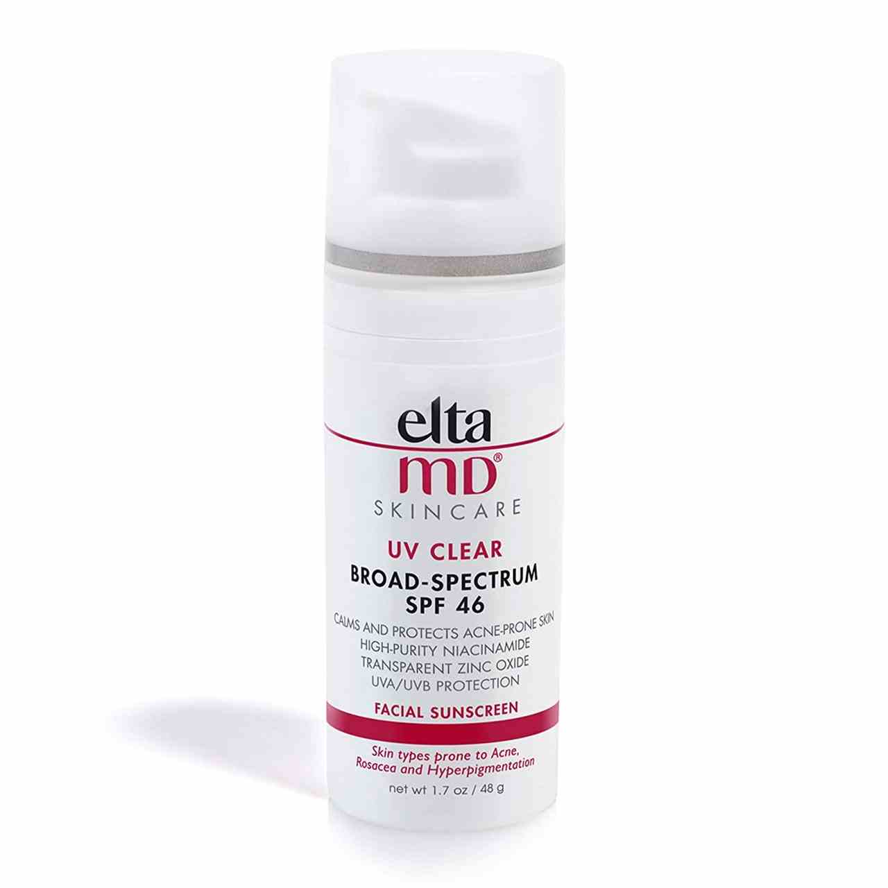 Eine rot-weiße Pumpflasche mit durchsichtiger, matter Kappe des EltaMD UV Clear Facial Sunscreen SPF 46 auf weißem Hintergrund