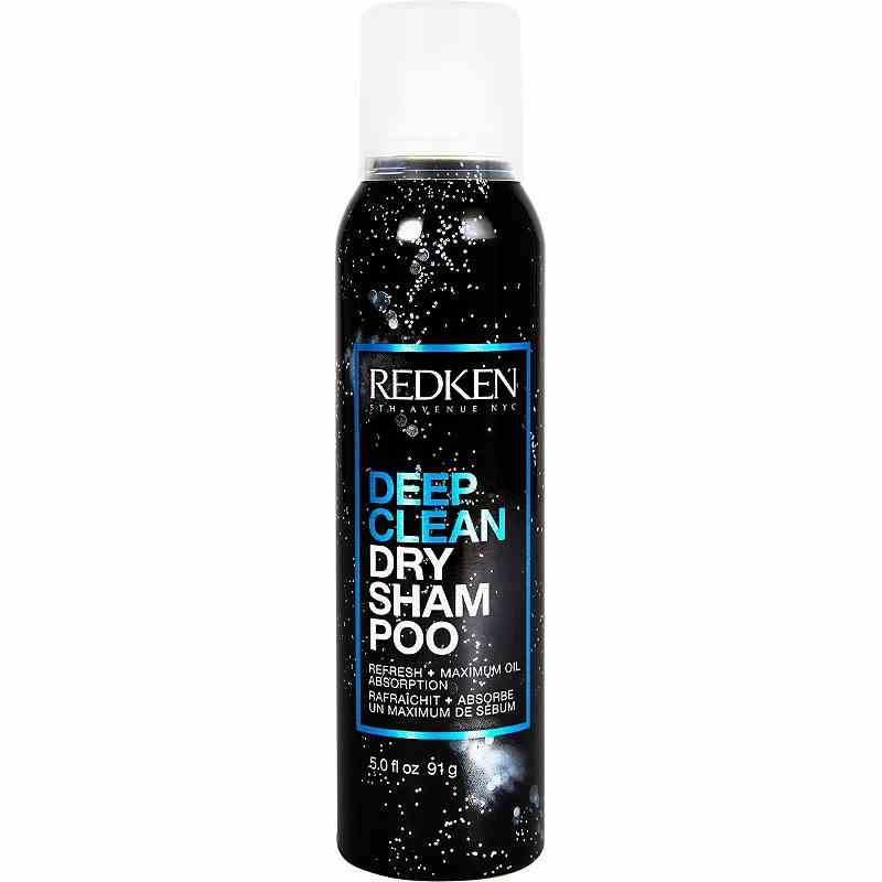 Eine schwarze Aerosol-Sprühdose mit weißem Splatter-Design und blau-weißem Text des Redken Deep Clean Dry Shampoo auf weißem Hintergrund.