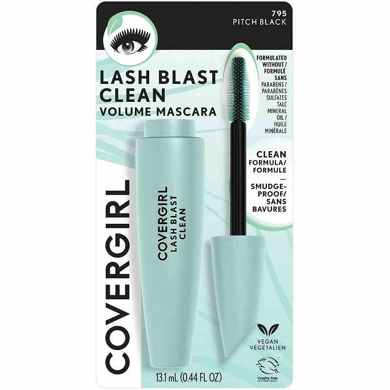Eine hellblaue Tube der Covergirl Lash Blast Clean Volume Mascara mit angrenzendem passendem Mascara-Applikator in der durchsichtigen Verkaufsverpackung auf weißem Hintergrund