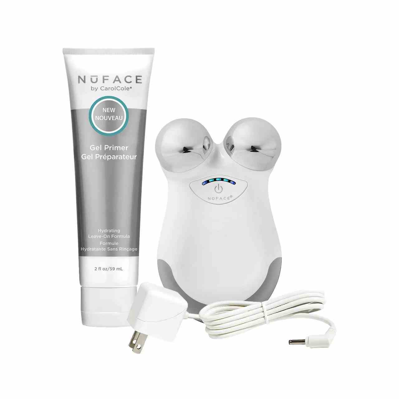 NuFace Mini Starter Kit weißes Gesichtsmassagegerät mit silbernen Chrombirnen, Stöpsel und Geltube auf weißem Hintergrund