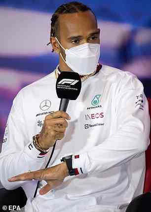 Hamilton, der eine Maske trug, sagte auf der Pressekonferenz, dass Nelson Piquet und Bernie Ecclestone „nicht repräsentativ dafür sind, wer wir jetzt im Sport sind“.