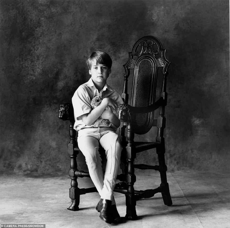So auch eine unsichtbare Aufnahme von Prinz William.  Tatsächlich ähnelt die strenge, nicht lächelnde Gestalt, die auf einem übergroßen Eichenstuhl sitzt und sein Haustier wiegt, William überhaupt nicht.