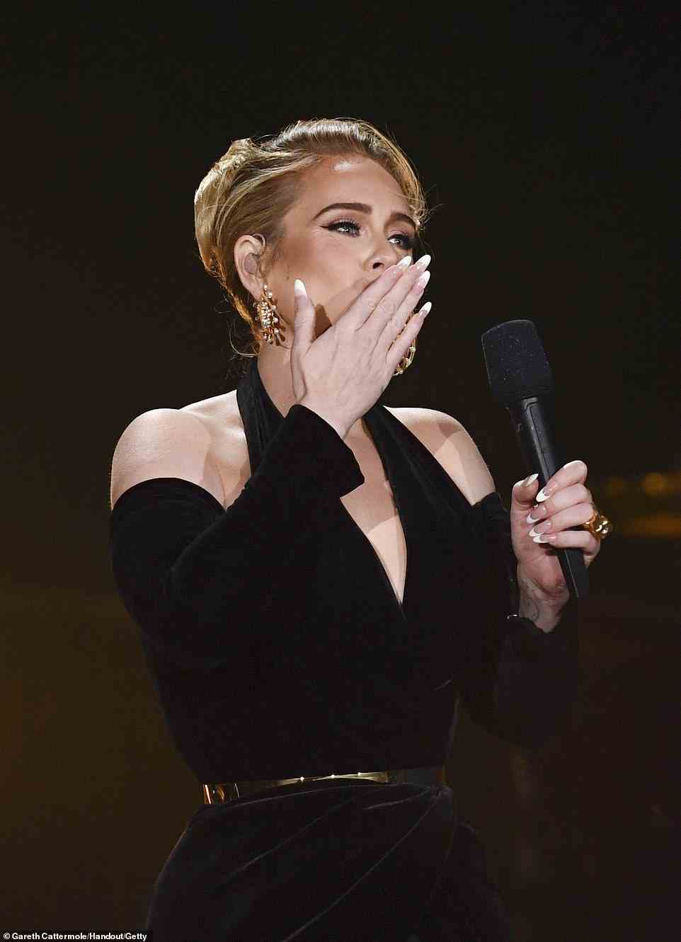 Gut, zurück zu sein: Adele war von Emotionen überwältigt, als sie vor 65.000 Zuschauern die Bühne betrat, als sie für ihr erstes Konzert seit fünf Jahren zurückkehrte