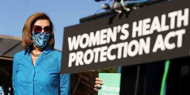 Die Sprecherin des Repräsentantenhauses, Nancy Pelosi (D-CA), hört während einer Pressekonferenz über die Abstimmung des Repräsentantenhauses über HR 3755 zu "Frauengesundheitsschutzgesetz" 24.09.2021. 