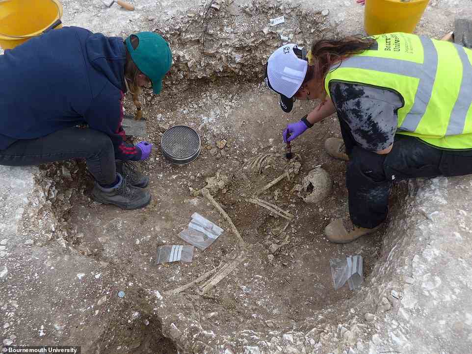 Die Stätte, die Rundhäuser und Lagergruben umfasst, wurde im vergangenen September von Archäologiestudenten der Bournemouth University freigelegt
