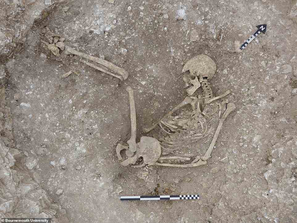 Die Leichen wurden in geduckter Position in ovalen Gruben gefunden und waren mit Fleischstücken und Keramikschalen begraben worden, die ursprünglich Getränke enthielten