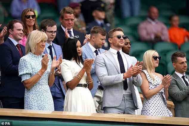 Standing Ovations: Beide Paare wurden geschnappt, als sie die Action heute in Wimbledon von der Royal Box aus verfolgten (LR) Eiri Munro, Adam Peaty, Leah Whitlock, Max Whitlock