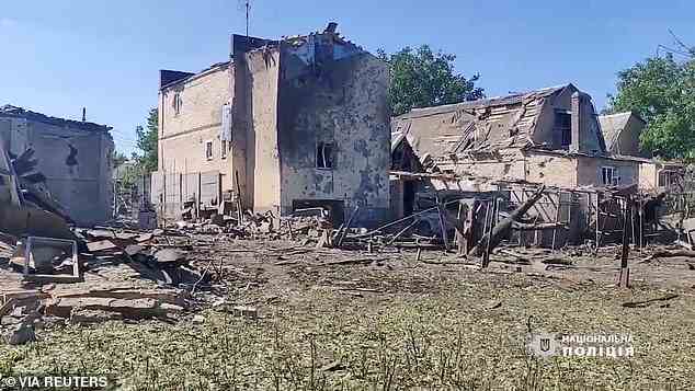 Ein Foto der ukrainischen Armee zeigt beschädigte Gebäude, die von russischen Bomben im Osten getroffen wurden