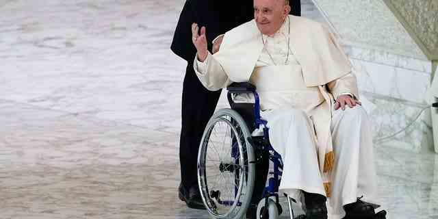 Papst Franziskus kommt im Rollstuhl an, um am 5. Mai 2022 an einer Audienz mit Nonnen und Ordensoberen im Saal Paul VI. im Vatikan teilzunehmen.