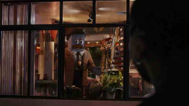 Die menschliche Figur Ellie sieht Captain Putty aus dem Fenster an.