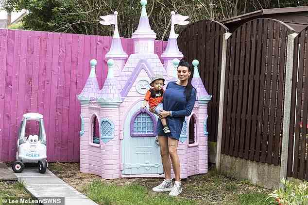 Der Einjährige besitzt zahlreiche teure Spielsachen, darunter dieses pink-lila Prinzessinnenschloss im Wert von 600 £