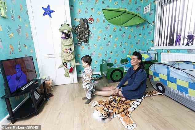 Kasey, hier abgebildet mit Sohn Jareem in seinem Schlafzimmer, komplett mit Fernseher und maßgefertigtem Tigerteppich, sagt, sie habe ein Kindermädchen gefeuert, weil sie ihrem Sohn Leitungswasser gegeben hatte