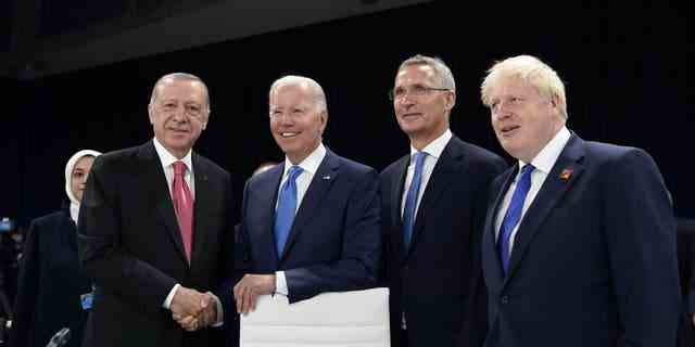Von links posieren der türkische Präsident Recep Tayyip Erdogan, US-Präsident Joe Biden, NATO-Generalsekretär Jens Stoltenberg und der britische Premierminister Boris Johnson während eines Rundtischgesprächs auf einem NATO-Gipfel in Madrid, Spanien, am Mittwoch, den 29. Juni 2022, für Fotografen. 