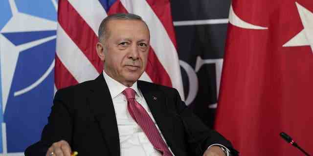 Der türkische Präsident Recep Tayyip Erdogan hört beim Treffen mit Präsident Joe Biden während des NATO-Gipfels in Madrid am Mittwoch, den 29. Juni 2022 zu. 