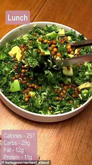 Das Mittagessen ist ein Grünkohl-Avocado-Salat mit Kichererbsen, gefolgt von einem Glas frisch gepresstem Orangensaft
