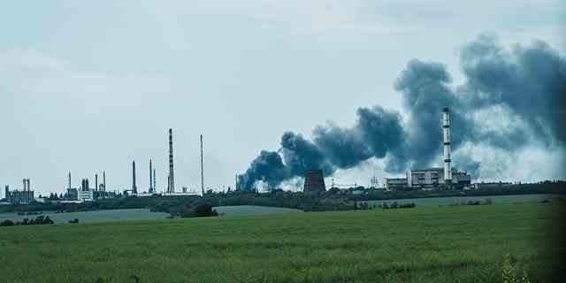 Eine Rauchsäule steigt am Montag, den 13. Juni 2022, aus einem Industriegebiet außerhalb von Lysychansk, Ukraine, auf. (Marcus Yam / Los Angeles Times via Getty Images)