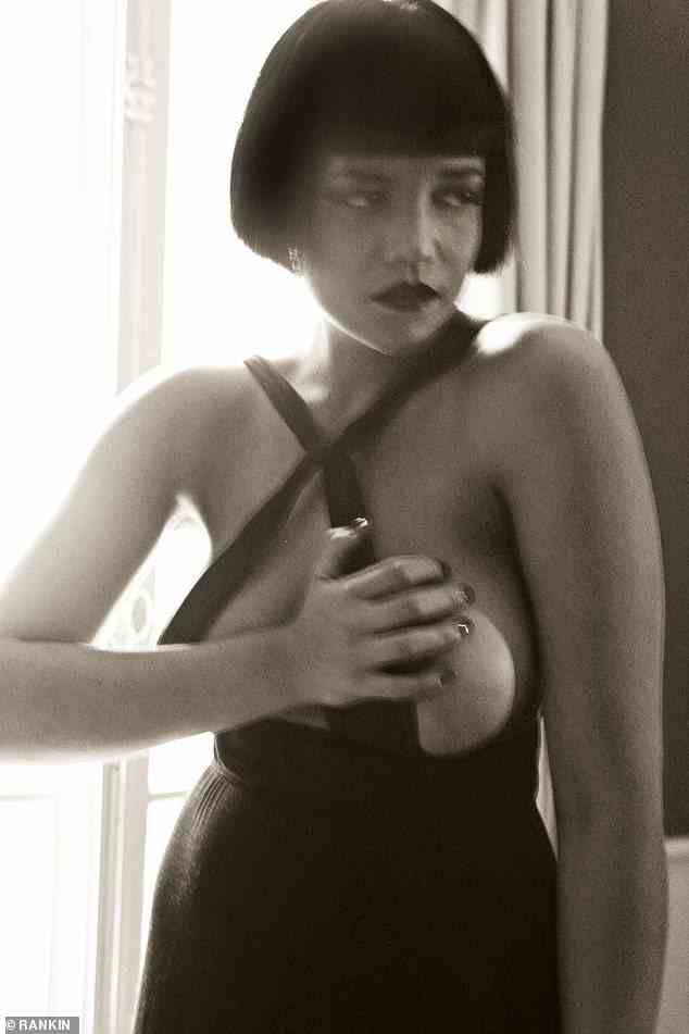 Dieses Bild der lesbischen Fotografin Renee Jacobs wurde hauptsächlich wegen Nacktheit zensiert und einmal wegen „Aufforderung zu Sexarbeit“.  Renee erklärt, dass sogar ihre gezähmten, meist zensierten Bilder gezogen werden