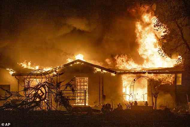 Das Massensterben im Perm wird auch als „Großes Sterben“ bezeichnet.  Oben abgebildet ist ein Haus, das durch das Zogg-Feuer in der Nähe von Ono, Kalifornien, in Flammen steht
