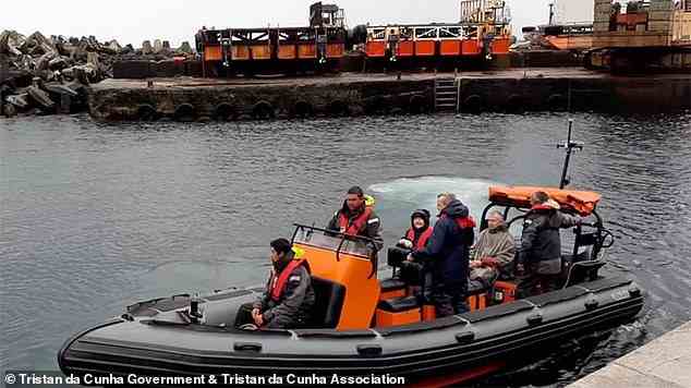 Inselbewohner fuhren mit einem Boot hinaus, um Covid-Impfstoffe abzuholen, die speziell auf die Insel verschifft wurden