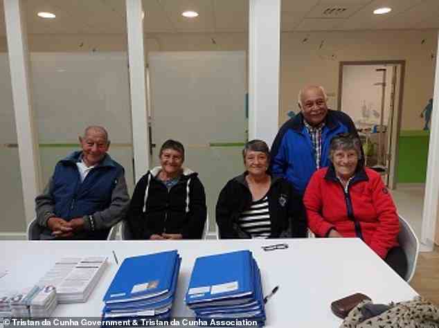 Mitglieder der älteren Bevölkerung von Tristan da Cunha stehen Schlange, um ihre Covid-Impfstoffe zu erhalten