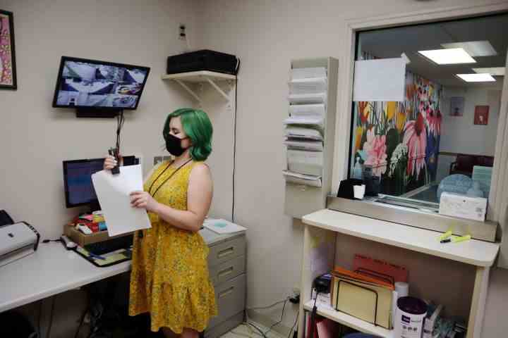 Beth Fiddler, Empfangsdame und Telefonberaterin im Frauengesundheitszentrum von West Virginia, heftet am 29. Juni 2022 in ihrem Büro vor dem leeren Wartezimmer der Klinik in Charleston, W.Va. 