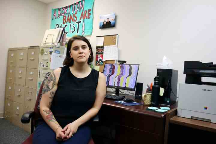 Katie Quiñonez, Executive Director des Women’s Health Center of West Virginia, sitzt am 29. Juni 2022 in ihrem Büro in der Klinik in Charleston, W. Virginia.