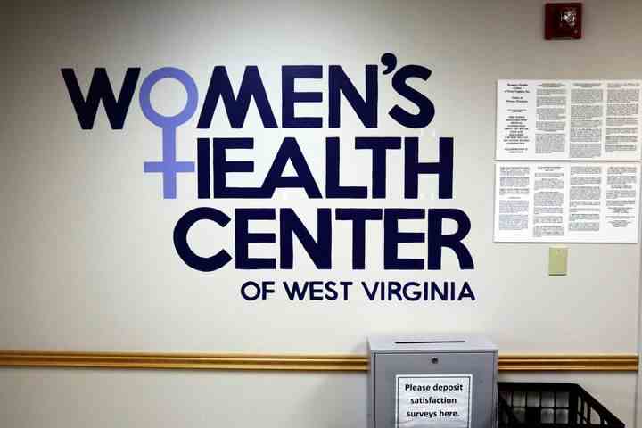Ein Schild für das Frauengesundheitszentrum von West Virginia wird am Mittwoch, dem 29. Juni 2022, im leeren Wartezimmer der Klinik in Charleston, W.Va.