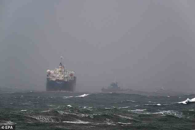 Zwei Schlepper sind eingetroffen, um das gestrandete Frachtschiff aus Portland Bay weiter aufs Meer zu schieben, da die Rettungsbemühungen aufgrund des Unwetters auf Eis gelegt wurden