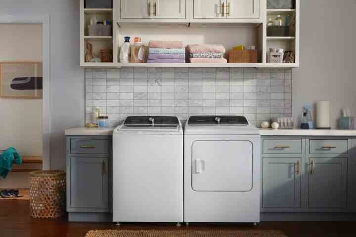 Eine Whirlpool-Waschmaschine und ein Trockner-Set, das in einer Küche installiert ist.
