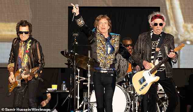 Die Rolling Stones sahen in farbenfrohen Ensembles unglaublich aus, als sie vor einem begeisterten Publikum, zu dem auch ihre Freunde und Familien gehörten, rockten