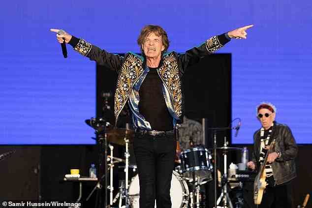 Frontmann Mick Jagger, 78, (im Bild) sah in einer mit Blumen bestickten Jacke wie immer trendy aus, als er über die riesige Bühne tanzte