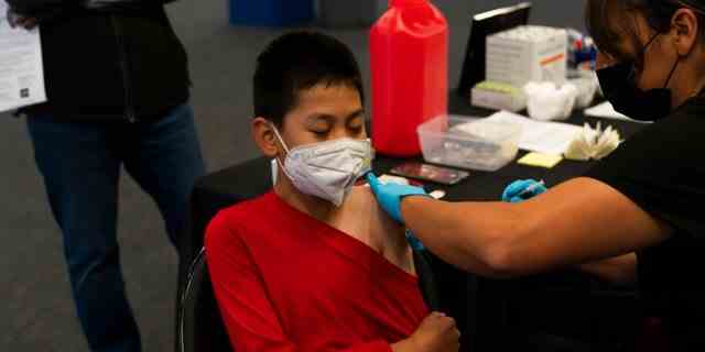 Ein Jugendlicher erhält am Dienstag, den 9. November 2021, einen COVID-19-Impfstoff in einer pädiatrischen Impfklinik für Kinder im Alter von 5 bis 11 Jahren, die an der Willard Intermediate School in Santa Ana, Kalifornien, eingerichtet wurde. 