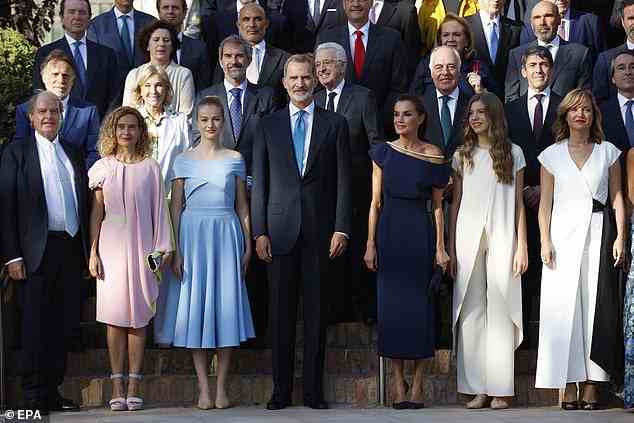 Die jugendlichen Prinzessinnen posierten vor Beginn der Zeremonie zu beiden Seiten ihrer Eltern, König Felipe und Königin Letizia