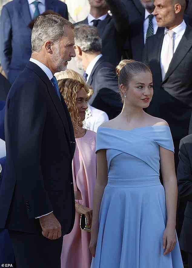 Die zukünftige Königin von Spanien, Prinzessin Leonor, trug ein atemberaubendes blaues Kleid in Ballerina-Länge mit einem Bardot-Ausschnitt und einfachen Tropfenperlenohrringen