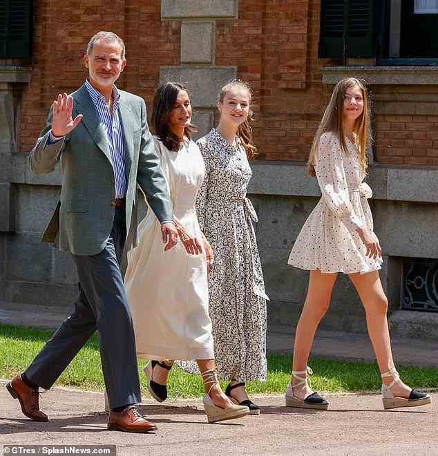 Ihre Mutter ist für ihr stilsicheres Können bekannt, und die Töchter von Königin Letizia von Spanien bewiesen heute bei einem Familienauftritt, dass sie genauso modisch sind