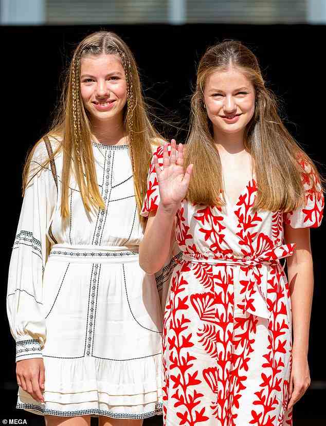 Die Prinzessinnen Leonor und Sofia von Spanien sahen bei ihrem Besuch in Figueras ohne ihre Eltern wie der Inbegriff von Chic aus