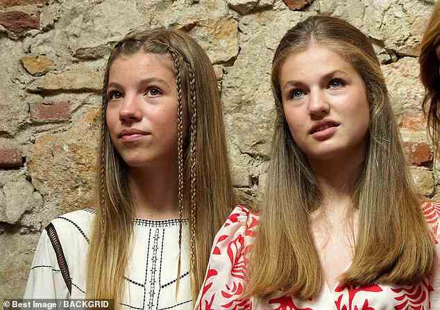 Während ihres Besuchs im Museum nahmen die Schwestern an einem Treffen mit acht jungen Menschen teil, die mit der Stiftung Prinzessin von Girona in Verbindung stehen
