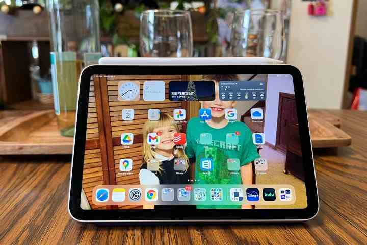 Ein iPad Mini 2021, das den Homescreen mit einer Reihe von Apps anzeigt. 