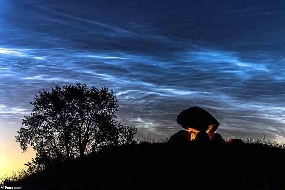 Diese Wolken, die als nachtleuchtend bekannt sind, leuchteten in einem atemberaubenden Blau am Himmel, kurz nachdem die Sonne unter den Horizont gewandert war.  Berichte über die unheimlich aussehenden Wolken kamen aus Oregon, Washington, Alberta, Großbritannien und Dänemark (im Bild).