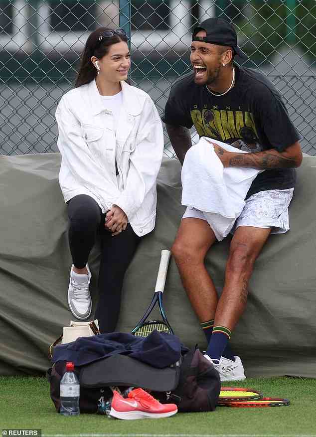 Nick Kyrgios wurde in Wimbledon von seiner Freundin Costeen Hatzi (links) unterstützt, mit der er nach seiner Beziehung zu Frau Passari soure begann, sich zu verabreden