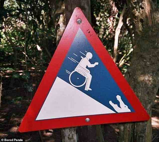 Nicht Wheely lustig!  Ein weiteres Schild, das erstmals im Krokodilzentrum in St. Lucia zu sehen war, schien die Gefahren des Tieres aufzuzeigen, indem es veranschaulichte, was passieren könnte, wenn sich die Menschen nicht vom Wasser fernhalten