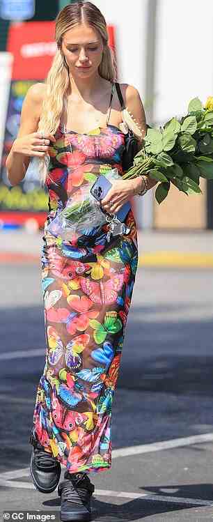 Unterwegs: Die 24-jährige Showbiz-Legende, die ins Modeln gegangen ist, drapierte ihren schlanken Körper in ein flatterndes Sommerkleid mit Blumenmuster