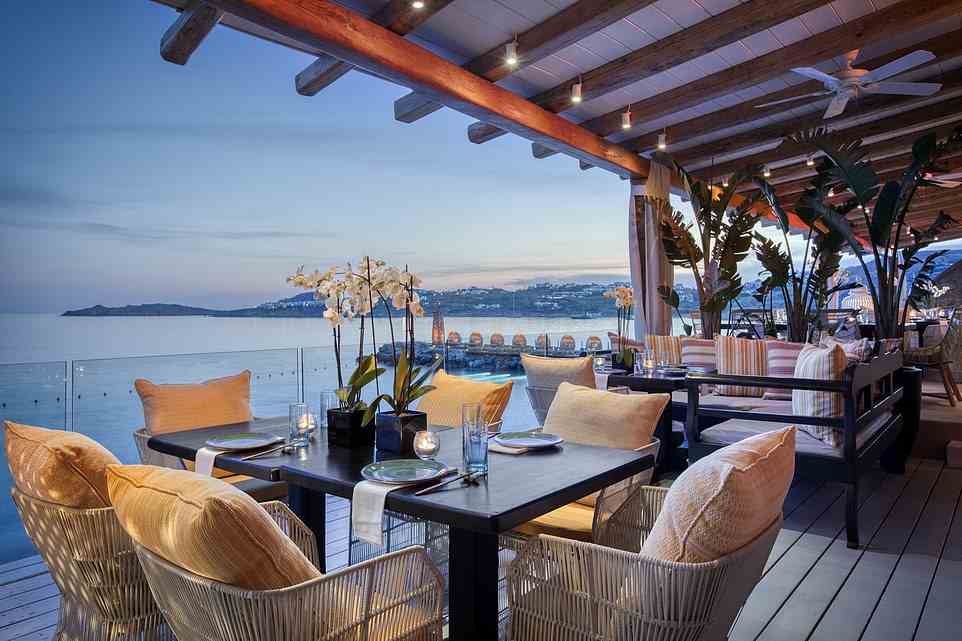 Das Hotel Santa Marina ist das einzige Hotel auf Mykonos mit einem Privatstrand.  Es hat auch eine lebhafte Filiale der Buddha Bar (oben)