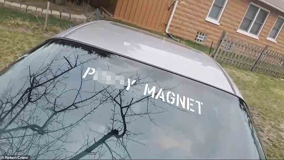 Crimos Auto ist mit einem Aufkleber mit der Aufschrift „P***y Magnet“ ausgestattet.