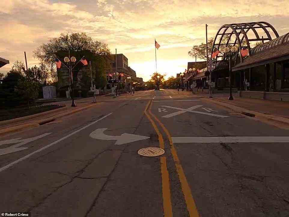 In einem anderen Video postet Crimo eine scheinbar frühmorgendliche Aufnahme der Straße im Highland Park, wo die Schießerei am 4. Juli stattfand