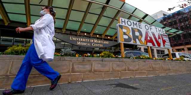 Ein Arzt geht am 11. Dezember 2020 vor dem Medical Center der University of Maryland in Baltimore vorbei. 